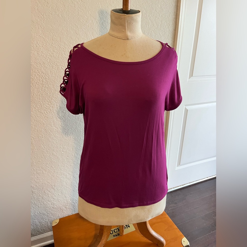 Size medium fuchsia short sleeve Tahari top with corset detail
